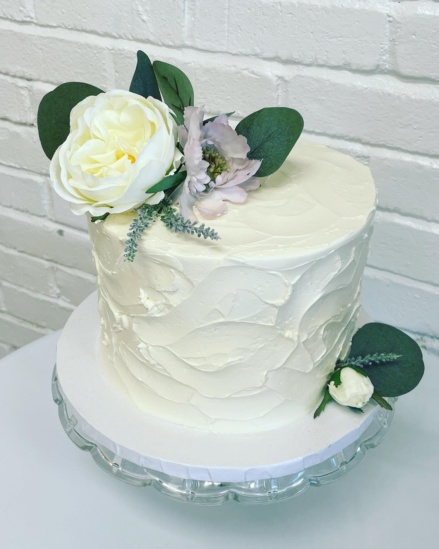 A different take on textured sides for your wedding cake! #weddingseason #weddingcake #texturedsides #elegant #thepursuitofpastry #ctbakery #oldsaybrookct